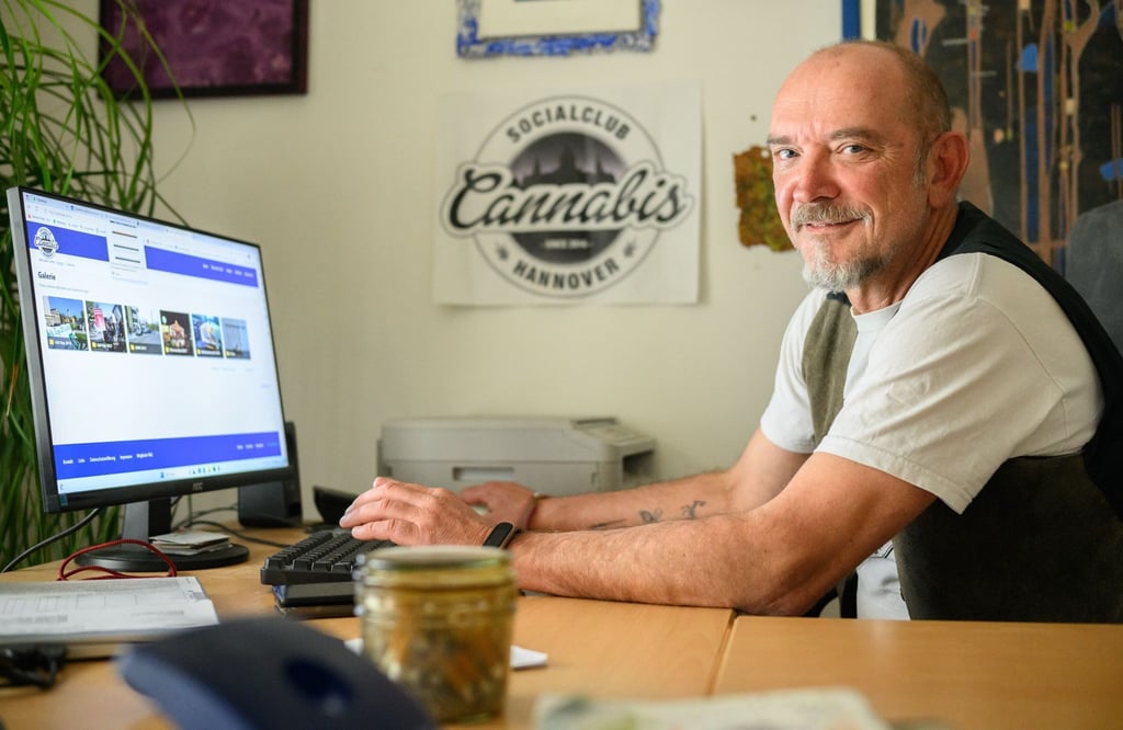 Heinrich Wieker vom Cannabis Socialclub Hannover e.V. sitzt am Computer.