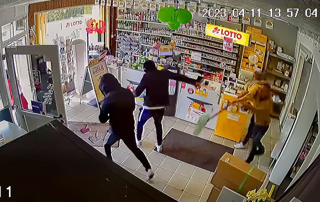 Zwei Männer überfallen am 11. April 2023 einen Laden für Tabakwaren und Getränke in der Bernburger Straße in Köthen. Nun wurden sie verurteilt.