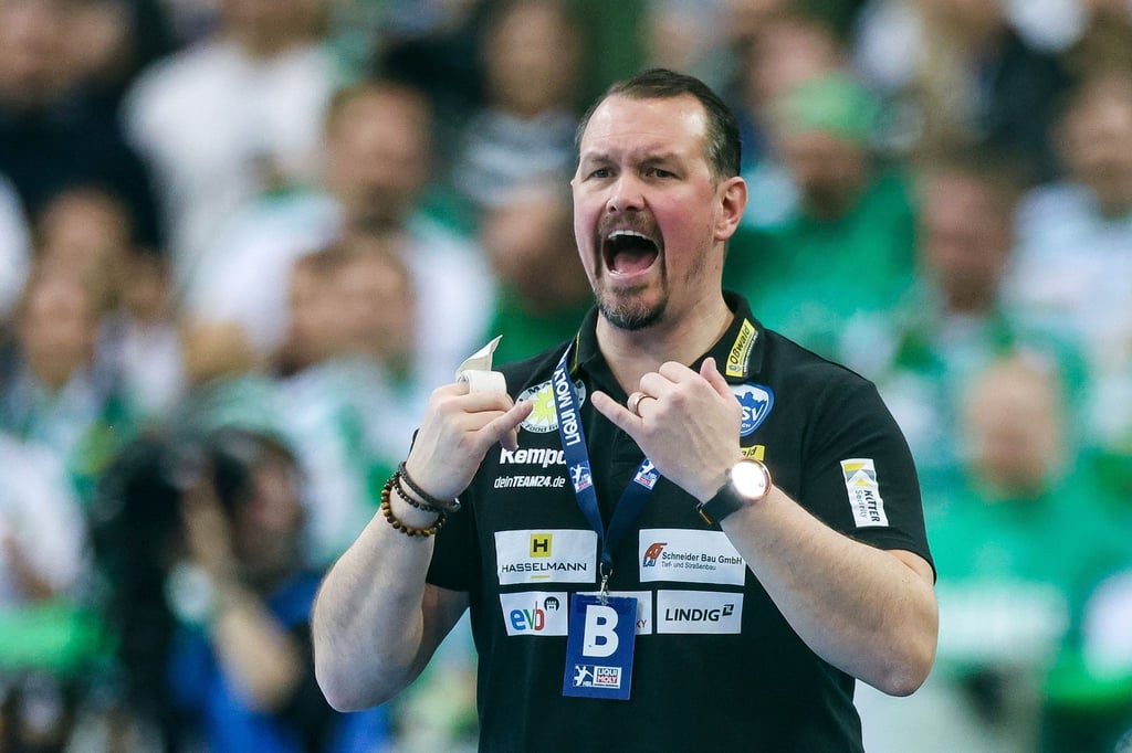 Eisenachs Trainer Misha Kaufmann reagiert am Spielfeldrand.