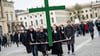 Gläubige tragen bei der Karfreitagsprozession der St. Marienkirche ein grünes Kreuz über den Bebelplatz.