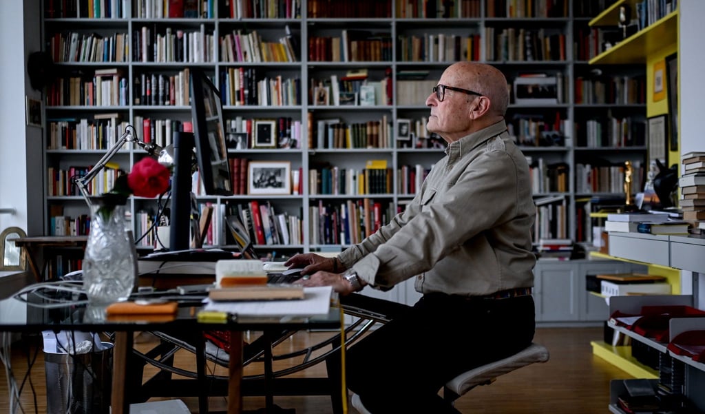 Der Regisseur Volker Schlöndorff sitzt an seinem Schreibtisch in seinem Arbeitszimmer.