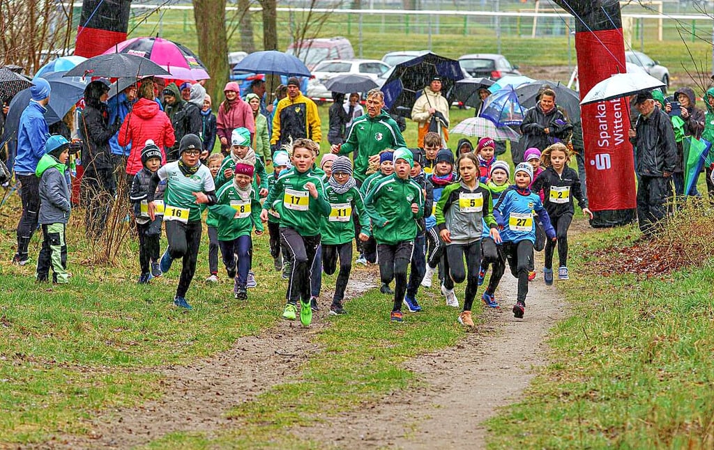 Auch die Kinder lassen sich vom Regen nicht stören.
