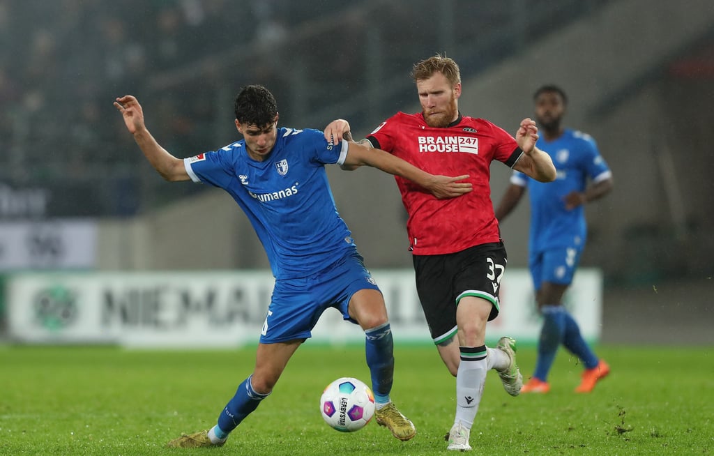 Im Hinspiel gab es für Daniel Elfadli (Magdeburg, l.) ein 1:2 gegen Andreas Voglsammer (Hannover).