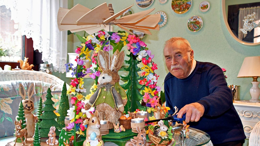 Bernd Helmecke zündet die Kerzen seiner Osterpyramide an. Dann drehen sich die kleinen und großen Langohren im Kreis. Der 82-jährige Hobbyhandwerker hat die Weihnachtsdekoration mit viel Liebe zum Detail zum Osterfest umfunktioniert.