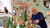 Bernd Helmecke zündet die Kerzen seiner Osterpyramide an. Dann drehen sich die kleinen und großen Langohren  im Kreis. Der 82-jährige Hobbyhandwerker hat die Weihnachtsdekoration mit viel Liebe zum Detail zum Osterfest umfunktioniert.