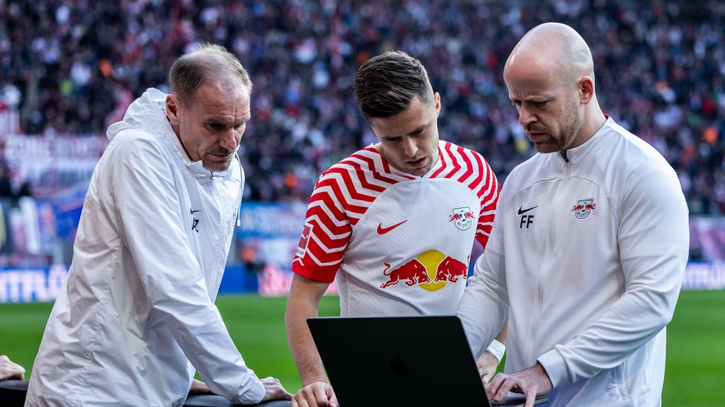 Letzte Instruktionen: Christoph Baumgartner (Mitte) darf gegen Mainz beginnen.