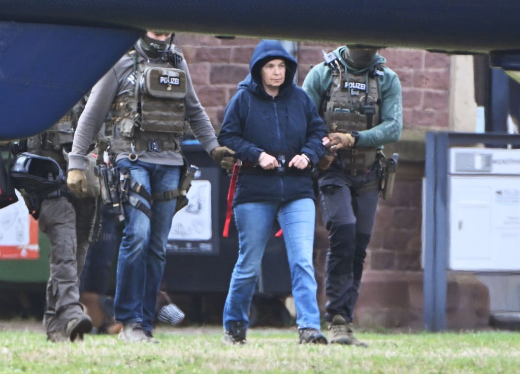 Die frühere RAF-Terroristin Daniela Klette zu einem Hubschrauber geführt. Auf der Suche nach Garweg und Staub stellen sich die Ermittler auf eine längere Fahndung ein.