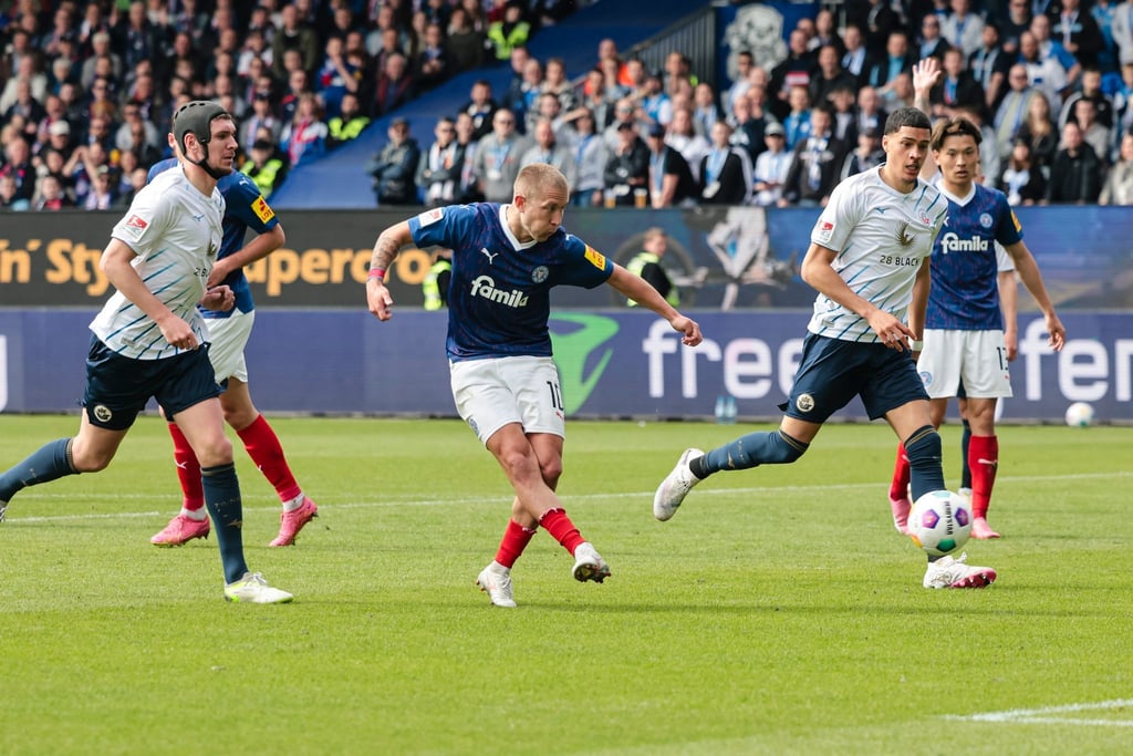 Heimsieg: Kiels Lewis Holtby (M) trifft gegen Hansa Rostock zum 2:0.