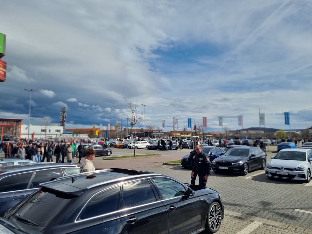 Anhänger der Tuningszene sowie zahlreiche Schaulustige sammelten sich auf einem Großparkplatz am Stadtrand von Blankenburg.