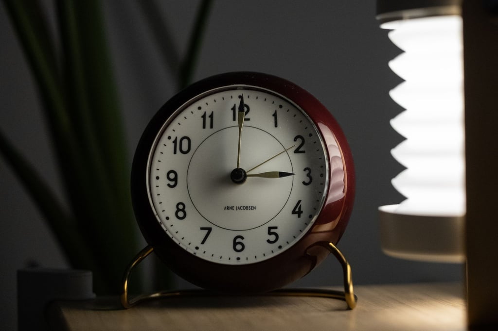 Zwei analoge Uhren stehen auf einem Tisch. Am 31. März wird die Uhrzeit von zwei auf drei Uhr am Morgen vorgestellt.