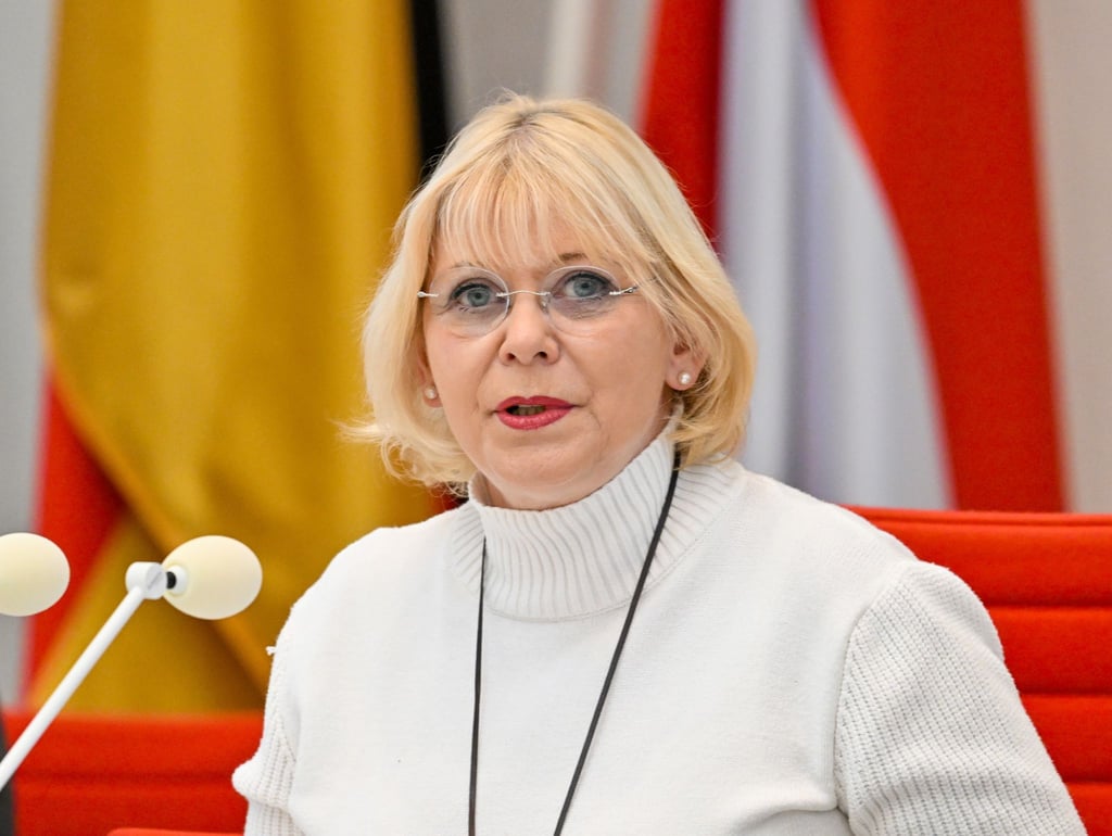 Ulrike Liedtke spricht zu Beginn der 101. Sitzung des Brandenburger Landtags.