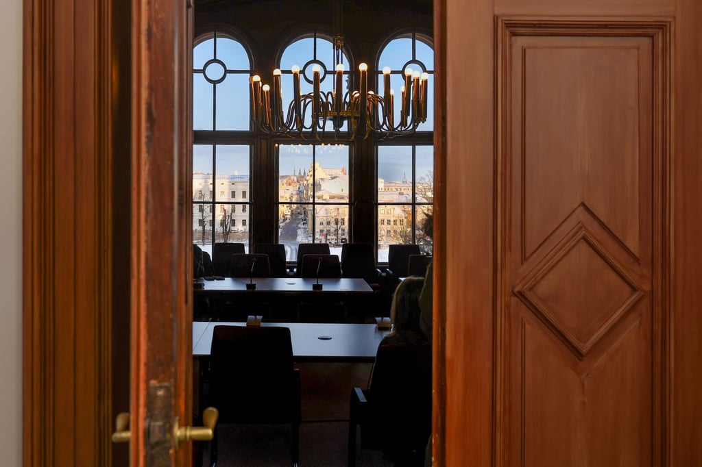 Der Parlamentarische Untersuchungsausschuss befragt im Schloss Schwerin Zeugen. Der Ausschuss soll im Hinblick auf etwaige Verbindungen der Stiftung Klima- und Umweltschutz MV zur Pipeline Nord Stream 2 und anderen Unternehmen untersuchen.