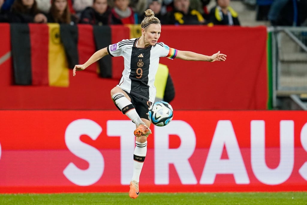 Deutschlands Svenja Huth spielt den Ball. Huth steht vor einer Vertragsverlängerung in Wolfsburg.