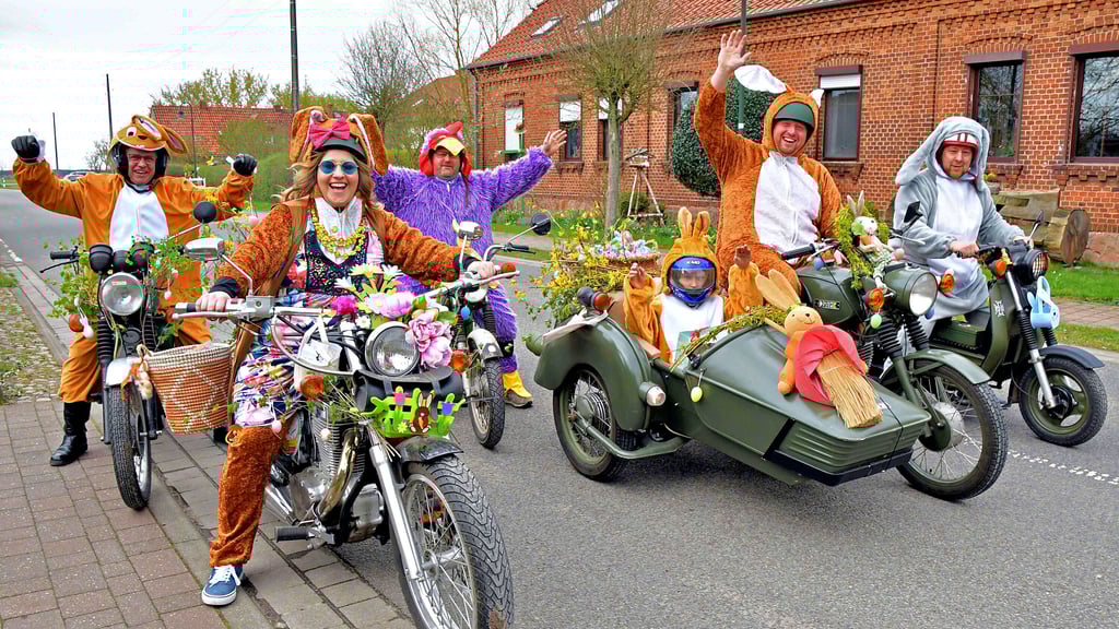 Auf Motorrädern kurven fünf Osterhasen und ein Hahn durch Uthmöden.