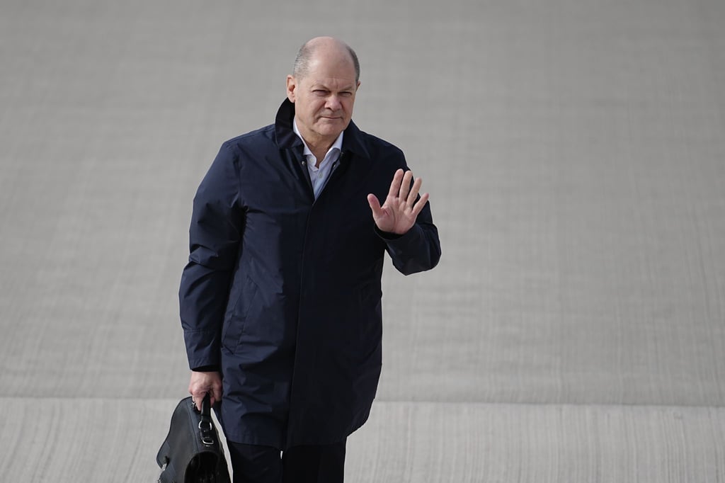 Bundeskanzler Olaf Scholz auf dem militärischen Teil des Flughafens BER Berlin-Brandenburg.
