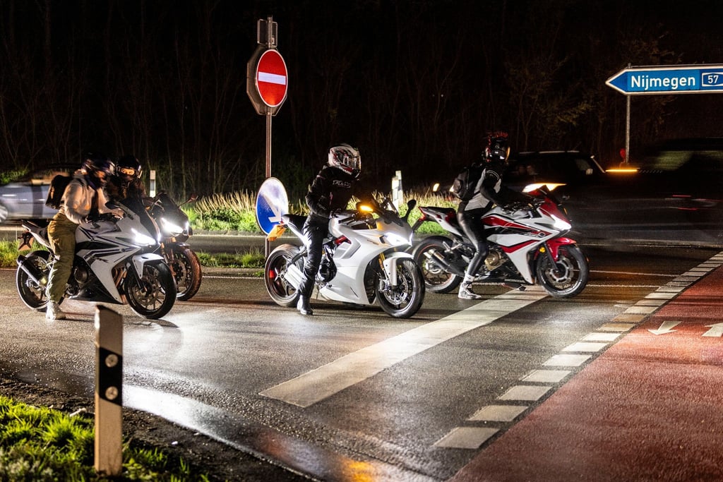 Hunderte PKW und Motorräder im Rahmen des "Car-friday" in Goch am Niederrhein.