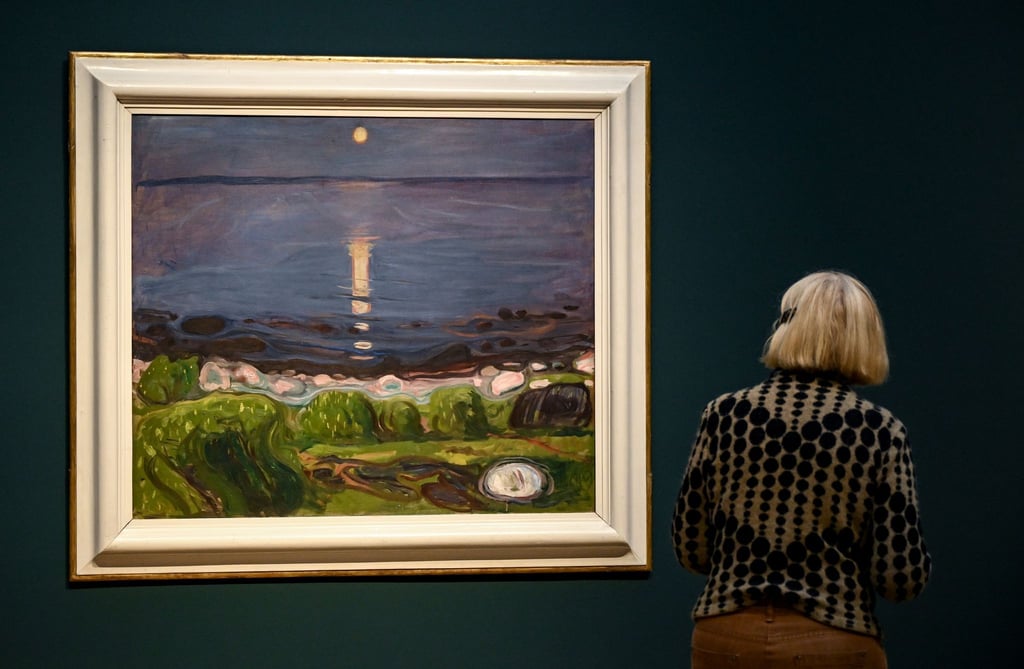 Eine junge Frau betrachtet das Gemälde „Sommernacht am Strand“ von Edvard Munch in der Ausstellung im Museum Barberini.