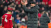 Liverpools Trainer Jürgen Klopp applaudiert nach einem Spiel den Liverpool-Fans.