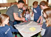 Sven Strauß half den Kindern und zeigte ihnen, wie sie die Tische mit ländlichen Motiven gestalten können. 