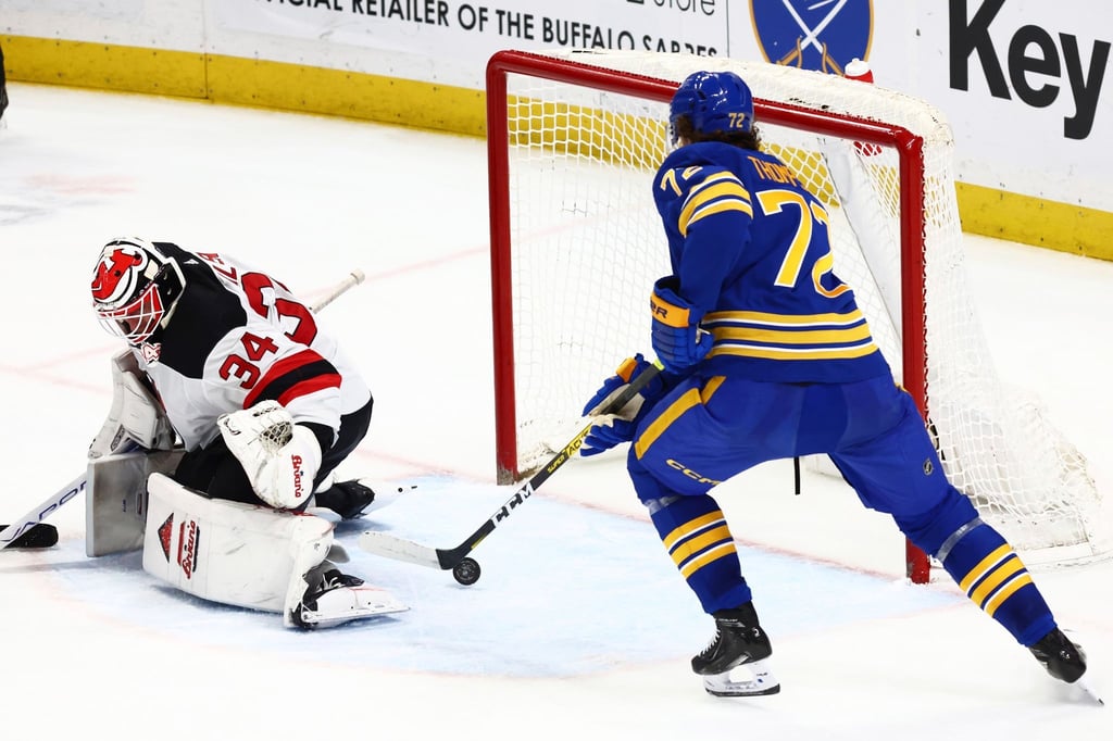 Buffalos Tage Thompson (72) schiebt den Puck am Torwart der New Jersey Devils, Jake Allen (34), vorbei.