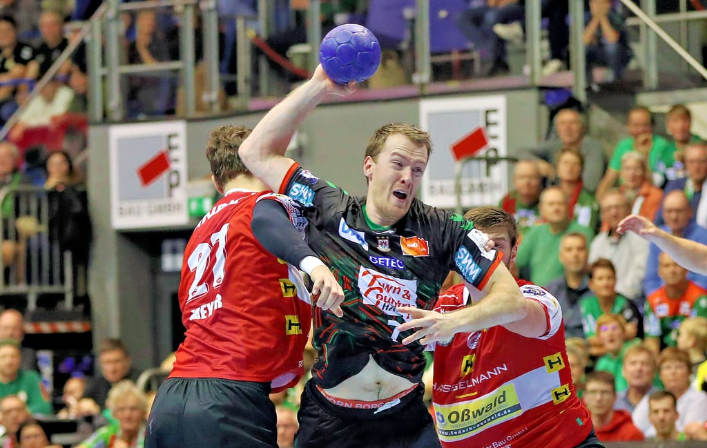 Felix Claar setzt sich hier beim Hinspiel gegen die Eisenacher Philipp Meyer (l.) und Malte Donker durch.