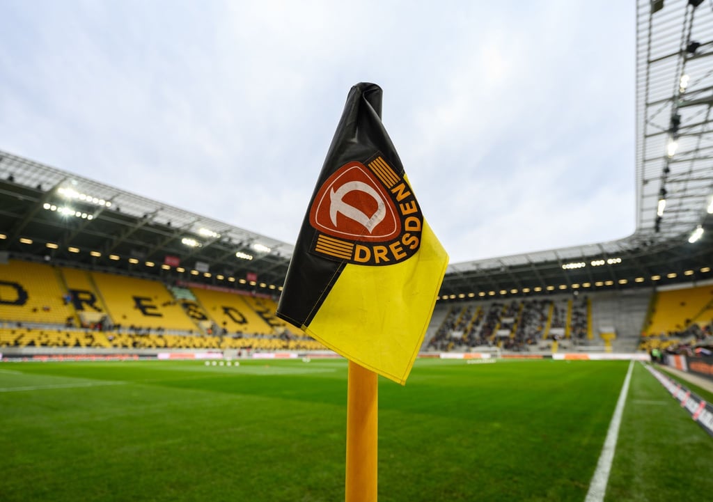 Eine Eckfahne mit dem Logo der SG Dynamo Dresden steht im Stadion an einer Ecke.