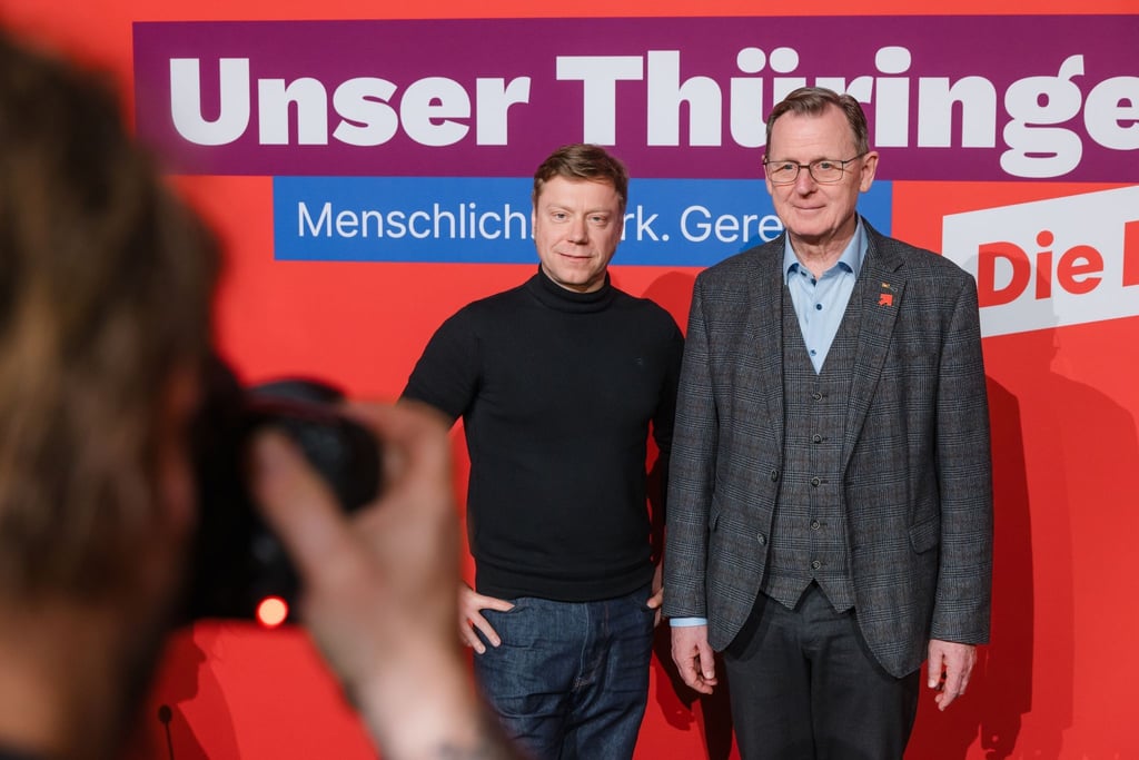 Bundes-Parteivorsitzender Martin Schirdewan (l) und Thüringens Ministerpräsident Bodo Ramelow am Rande des Landesparteitags der Linken Thüringen.