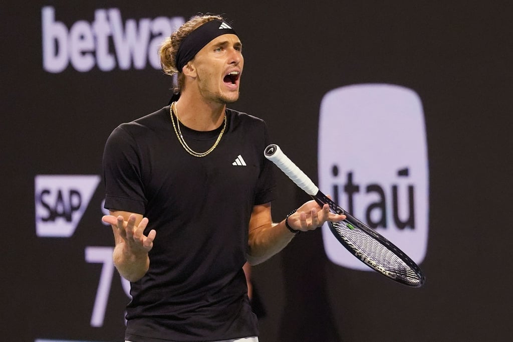 Alexander Zverev reagiert auf einen verpassten Punkt.