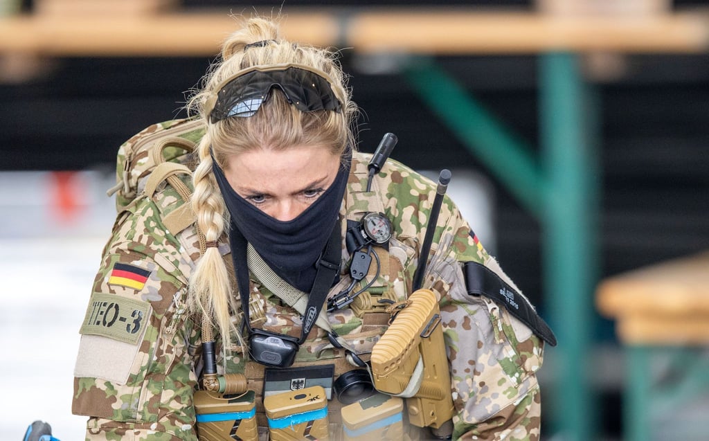 Eine Soldatin der Bundeswehr bereitet sich auf einen Einsatz bei einer Übung vor.