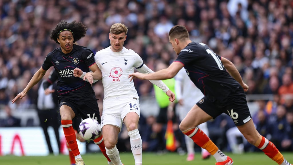 Tahith Chong (l.) und Reece Burke (r.) im Duell mit Timo Werner.