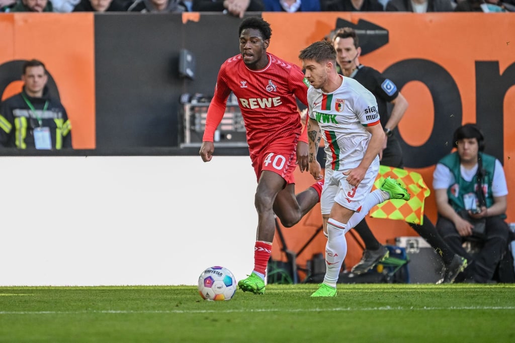 Kölns Faride Alidou (l) im Laufduell mit dem Augsburger Mads Pedersen.
