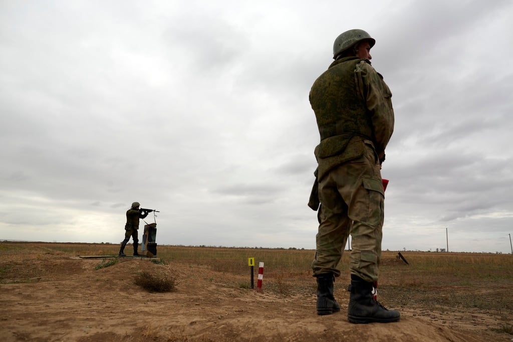 Russische Rekruten auf einem Schießplatz während einer militärischen Trainingseinheit.