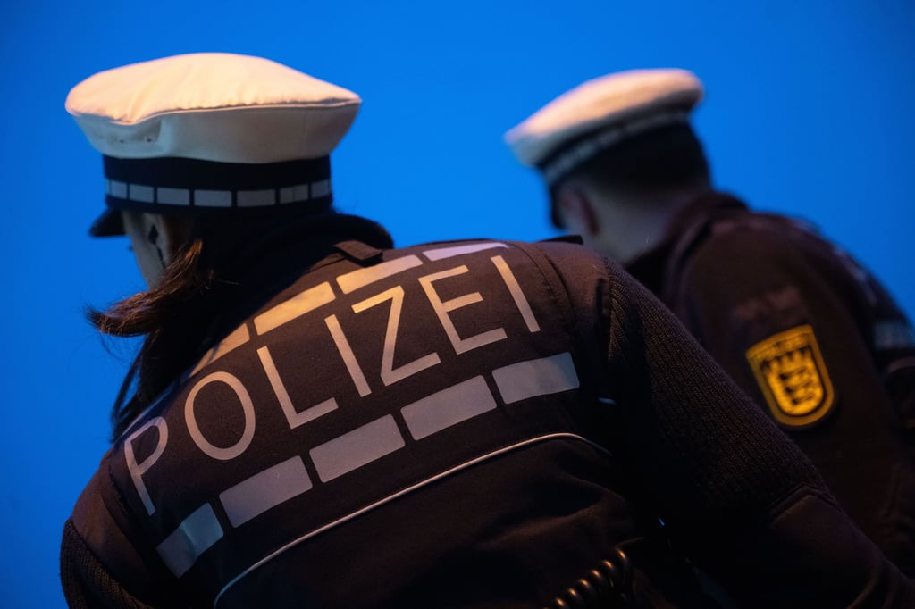 Die Polizei wurde alarmiert und konnte die Täter in der Nähe fassen.