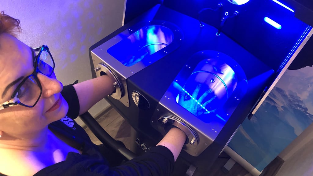 Kältekammer für die Hände: Kira Trenkel, Inhaberin des Kosmetikinstituts, bei einer „Alpha Cooling“-Anwendung.