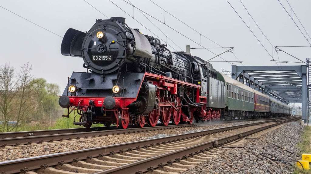Die Dampflokomotive verlässt am Ostersamstag nach kurzem Halt den Dessauer Hauptbahnhof in Richtung Bitterfeld.