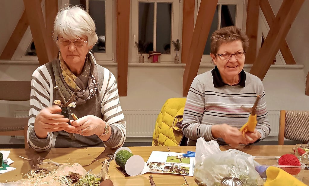 Beim Osterbasteln der Landfrauen in Schönhausen werden verschiedene Materialien verwendet. Heidrun Möwing und Monika Schmidt (von links) gestalten Dekorationen.