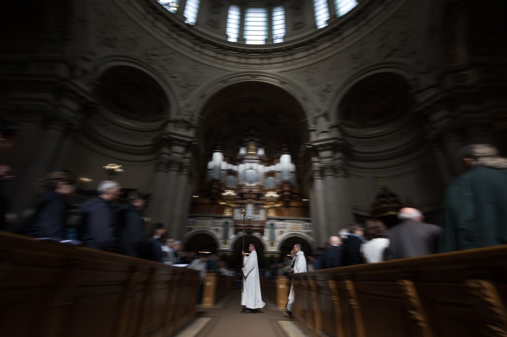 Auszug nach dem Gottesdienst zum Ostersonntag im Berliner Dom.