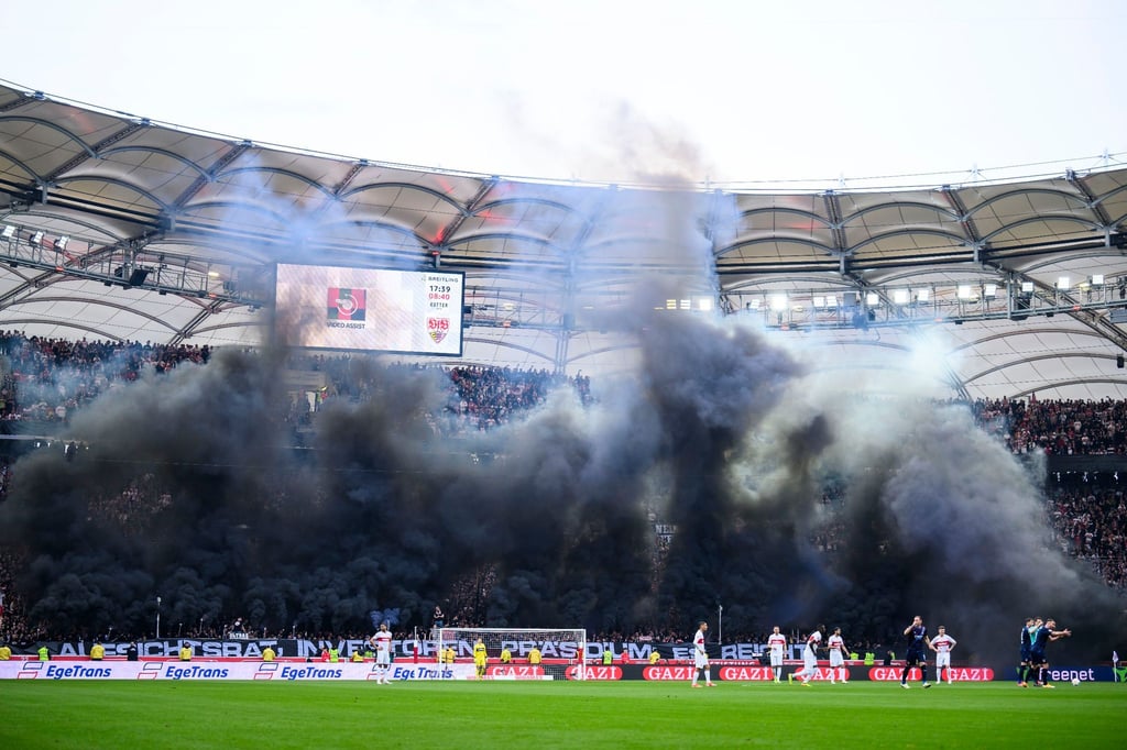 Dunkler Rauch steigt aus der Stuttgarter Fankurve auf.
