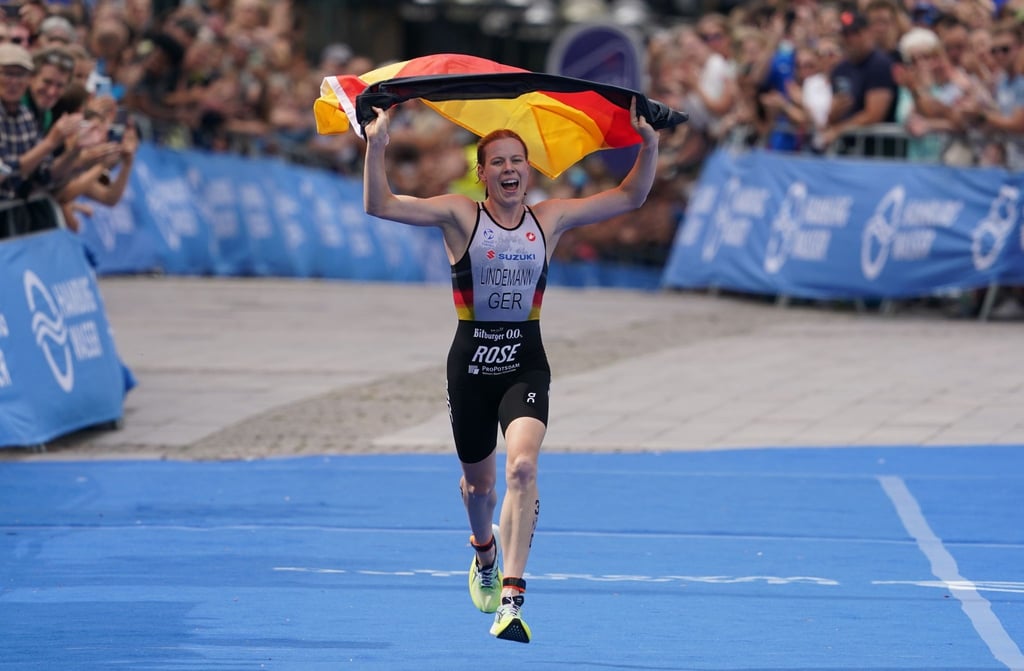 Laura Lindemann (Deutschland) läuft als Erste im Team-Wettbewerb ins Ziel.