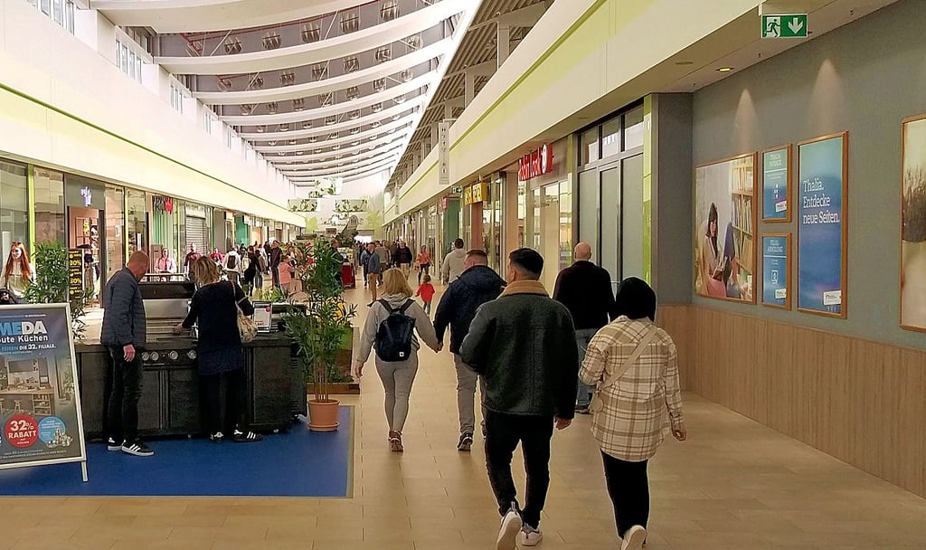 Besucher bummeln durch den Florapark in Magdeburg. Einen Lebensmittelgroßmarkt finden sie allerdings hier aktuell nicht.