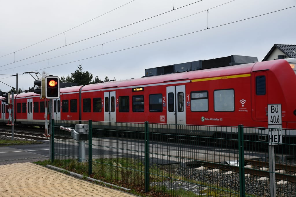 Ein Regionalzug auf der Strecke zwischen Salzwedel und Stendal: Mit den zweigleisigem Ausbau rücken auch die Bahnübergänge in den Fokus.
