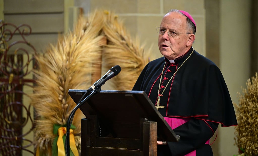 Bischof Ulrich Neymeyr spricht in der Erfurter Predigerkirche.