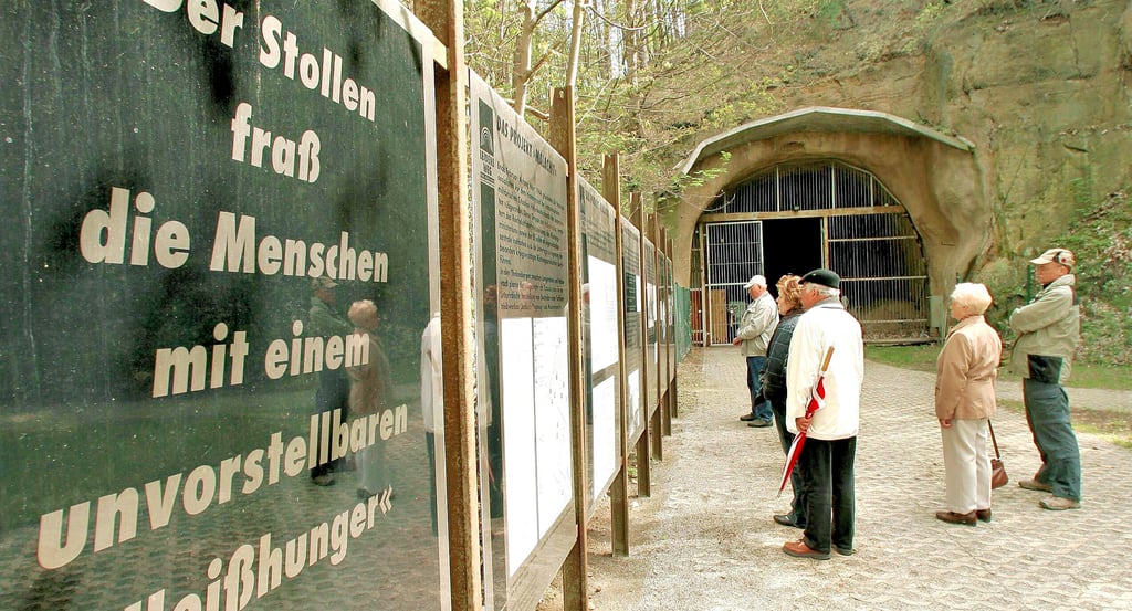 Vor dem Stolleneingang wird dieses Jahr das Gedenken an die Befreiung des KZ Langenstein-Zwieberge am 11. April 1945 stattfinden. Für die Aktion der Jugendlichen, vor den offiziellen Reden, wird der Stollen selbst genutzt.