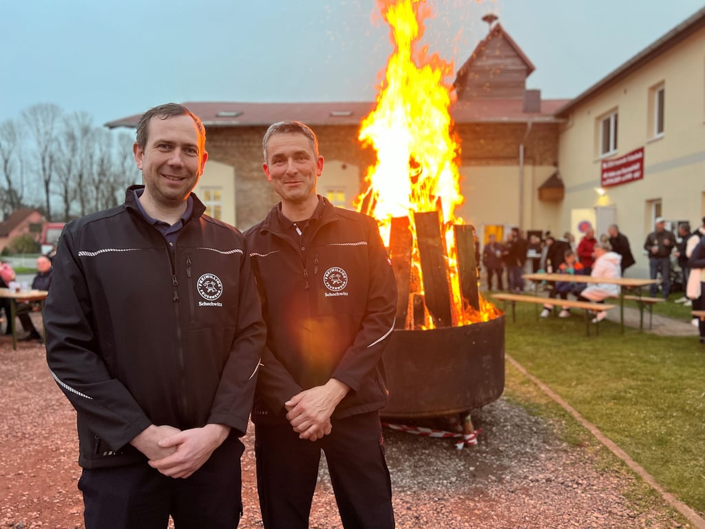 Erst das Osterfeuer, dann das Jubiläum: Stellvertreter Florian Peter (l.) und Wehrleiter Thomas Wagner blicken 90 Jahren Freiwillige Feuerwehr Schochwitz entgegen.