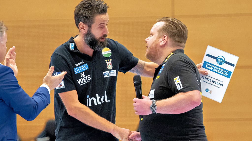 Eisenachs Geschäftsführer René Witte (r.) überreicht SCM-Coach Bennet Wiegert die Ehrenmitgliedschaft.