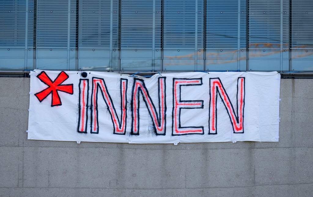 Gendern verboten: Scharfe Kritik gab es daran unter anderem von den Grünen, politischen Hochschulgruppen, Gewerkschaften, queeren Verbänden und auch der Bundesschülerkonferenz.