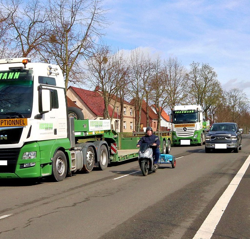 Regelmäßig stehen Laster auf der Chausseestraße.
