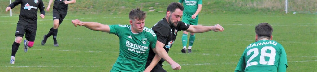 Schönebecks Denny Piele (Mitte) war ein stetiger Unruheherd, der nur schwer vom Ball zu trennen war.