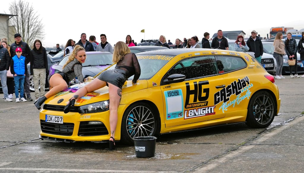 Sexy Carwash gehört beim beim Ostercruisen in Stendal auf dem Flugplatz Borstel auch dazu.