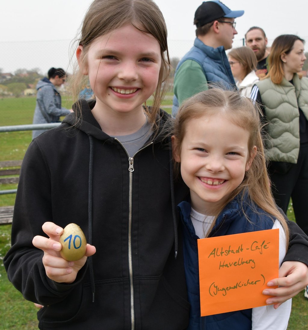 Maja (links) aus Ludwigsburg hat Goldei Nummer 10 gefunden. Ihre Schwester freut sich mit ihr.